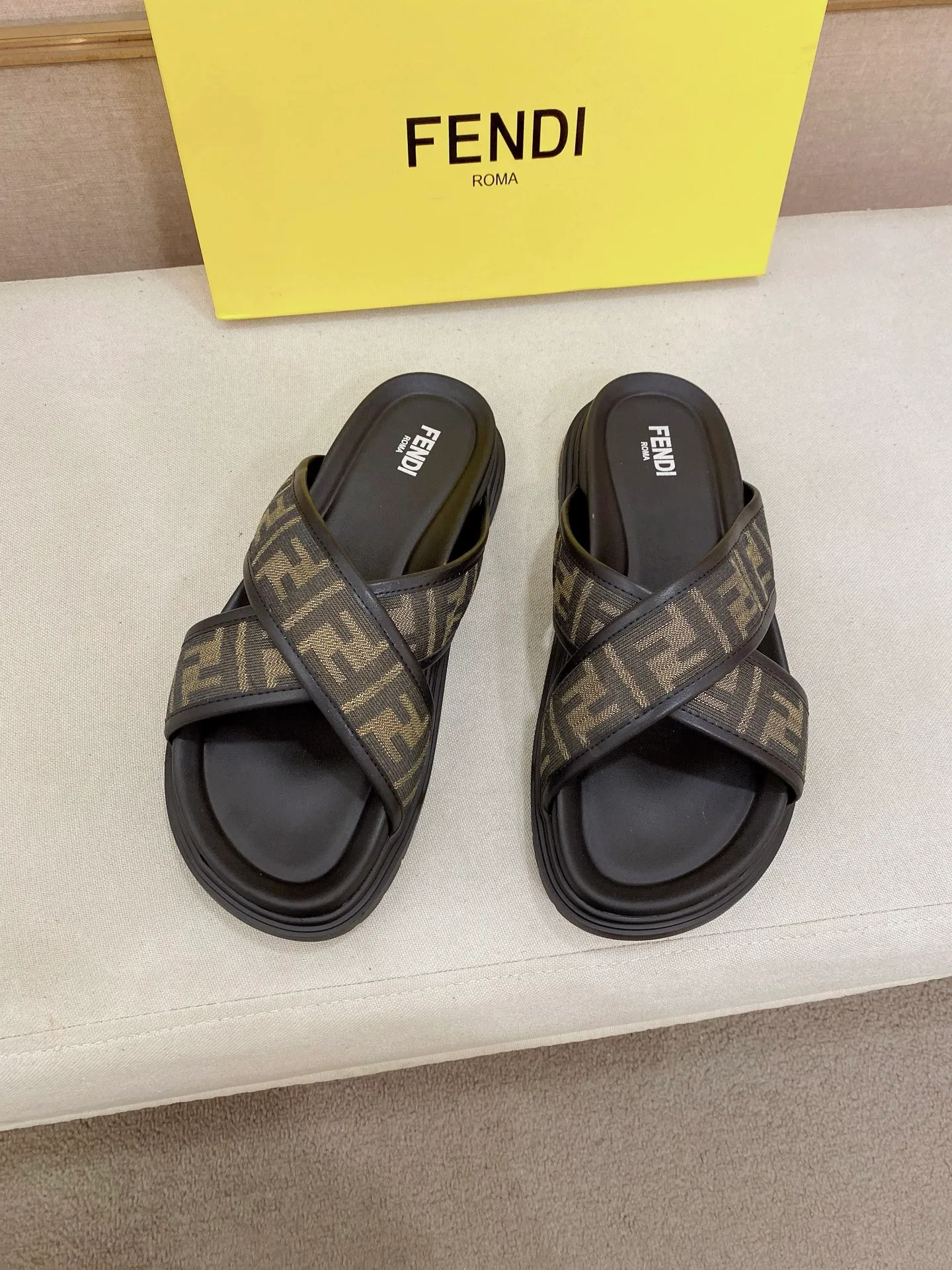 Factory price: 320💰 [Fendi Slippers] High-end brand of men's shoes, official website 1:1 latest masterpiece: original mold customization, the fabric is made of imported original materials, upgraded outsole, lighter and non-slip. The market's top quality, simple yet tasteful, a must-have for fashionistas, fashionable at your feet, full of confidence, the same style at the counter 👍The season of summer slippers is here. Code: 38-44 (45 is custom-made and cannot be returned or exchanged)